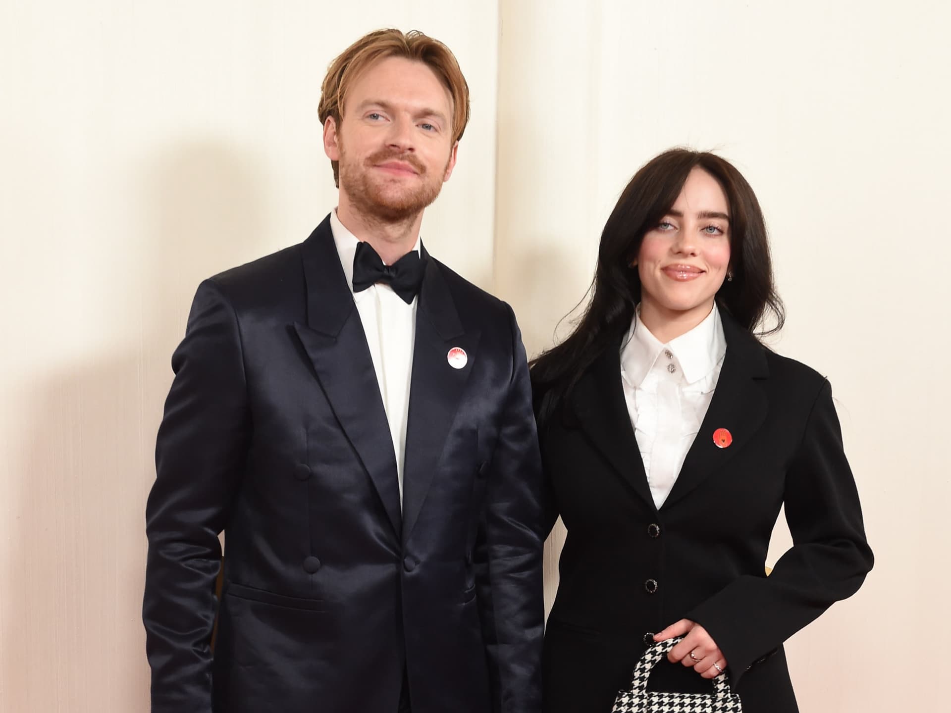 Billie Eilish nahm den Großteil ihres neuen Albums mit den Füßen ihres...