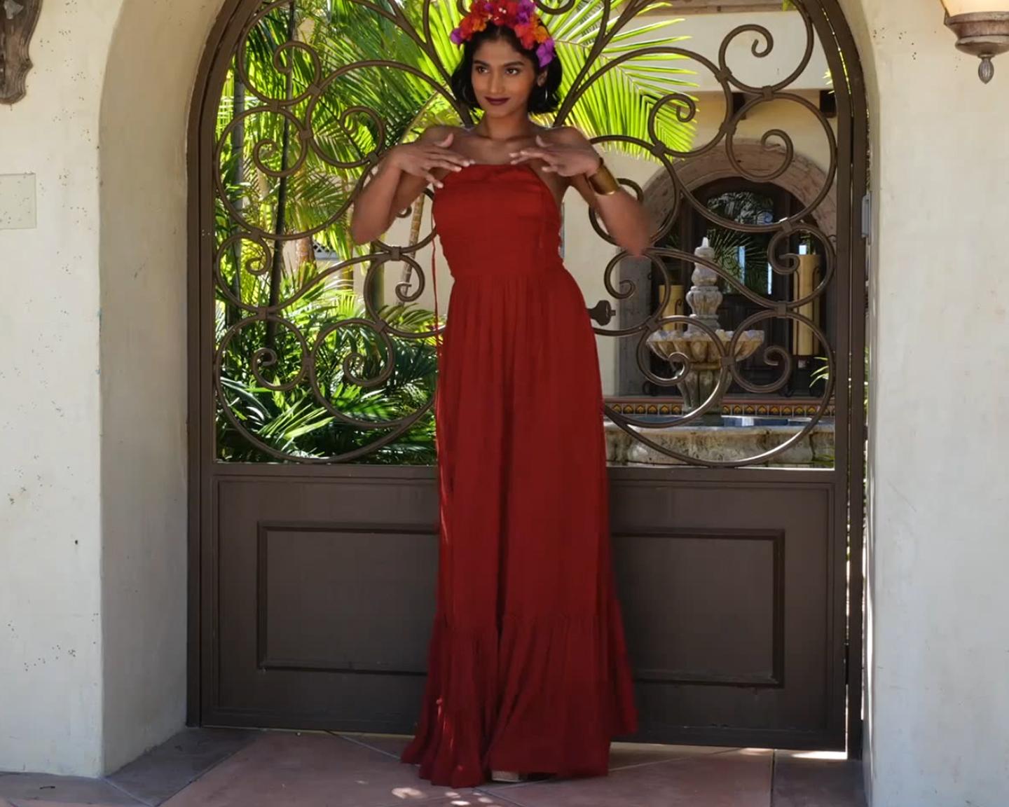 Playboy Muse (Angel Constance): In einem langen roten Kleid mit lieblichen Blumen im Haar fühlt sich Angel einfach wie zuhause vor unseren Videokameras.