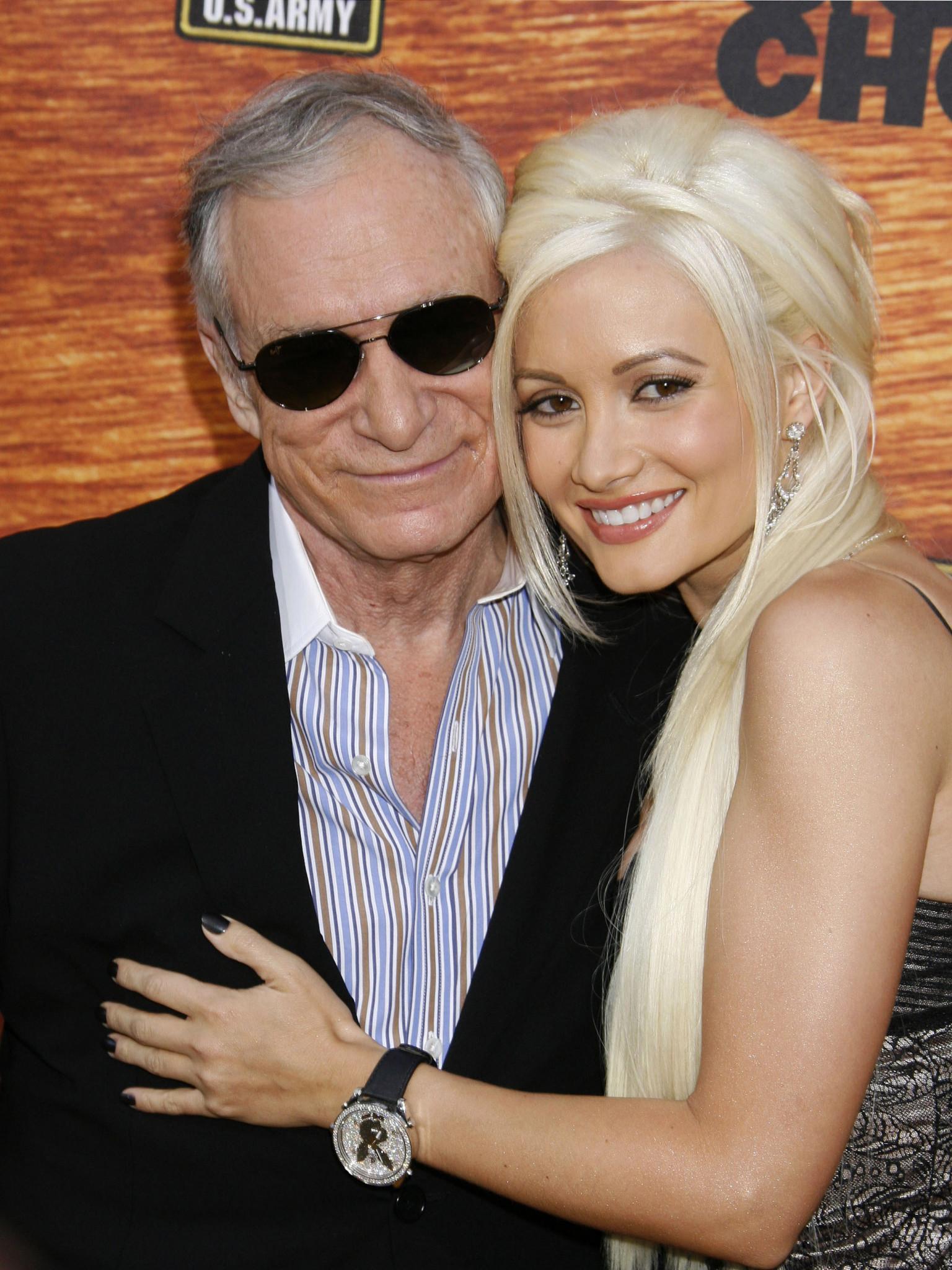 Holly Madison behauptet, dass Pamela Anderson in der Nähe von Hugh Hefners Freundinnen distanziert war.