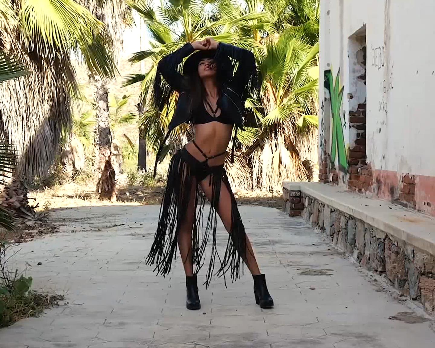 Playboy Muse (Katherinne Sofia): Die zauberhafte Katherinne trägt ein extrem sexy Fransen-Cowgirl-Outfit und konzentriert sich auf ihr inneres Böses…