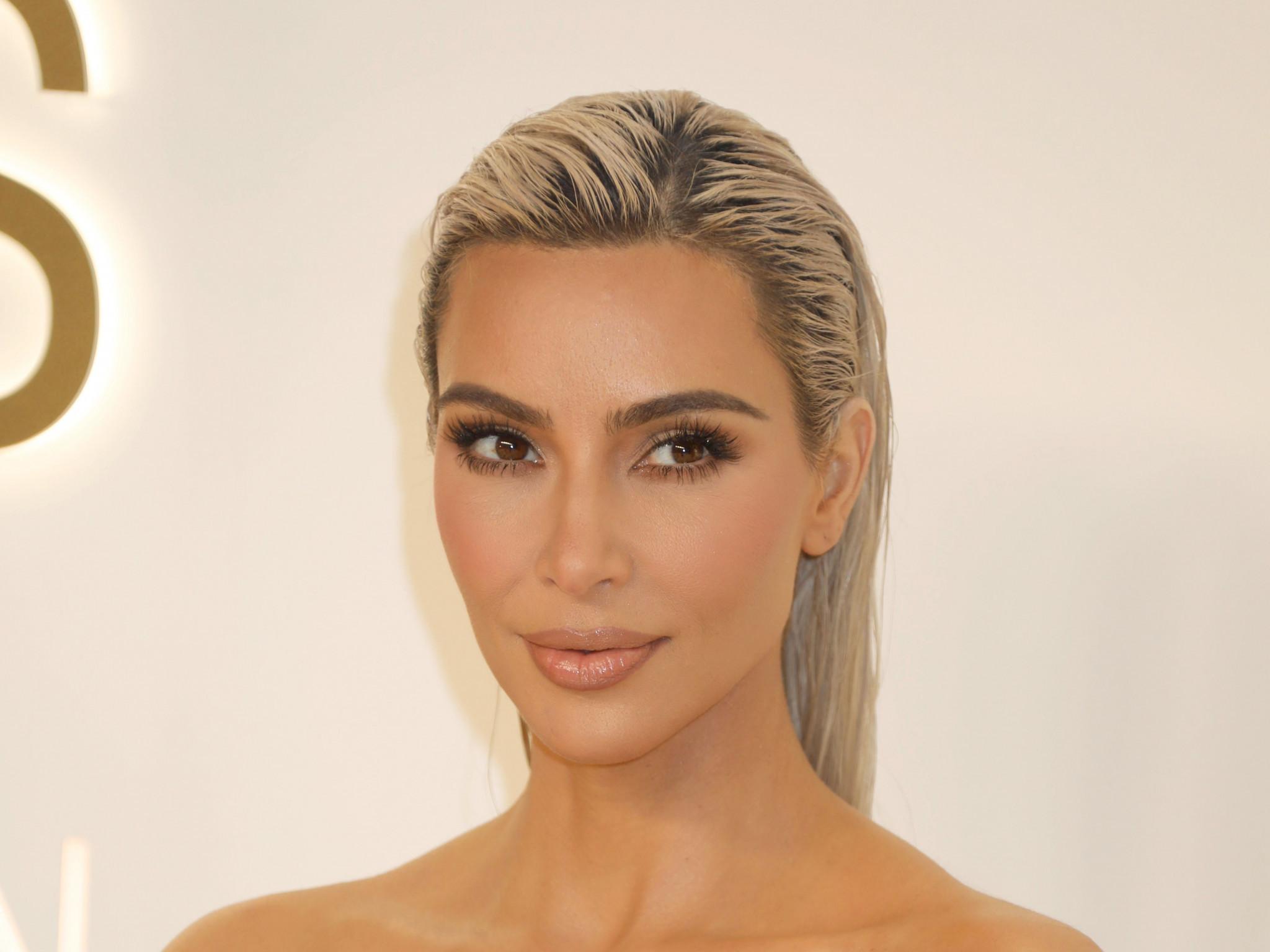 Kim Kardashian zieht ,im Grunde genommen vier Kinder alleine groß', ohne die Hilfe von Ex Kanye West.