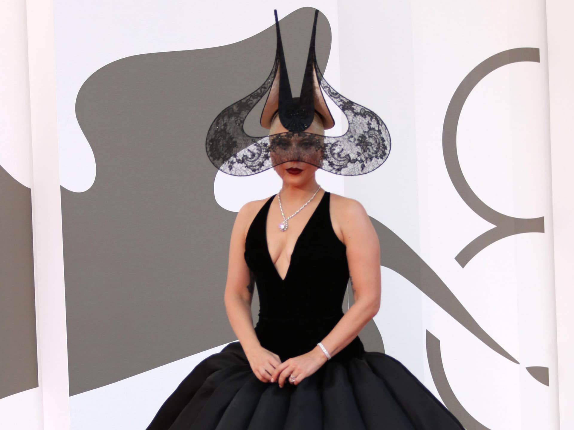 Lady Gaga besteht darauf, dass 'Perücken und Kostüme' sie nicht zu Drag-Act...