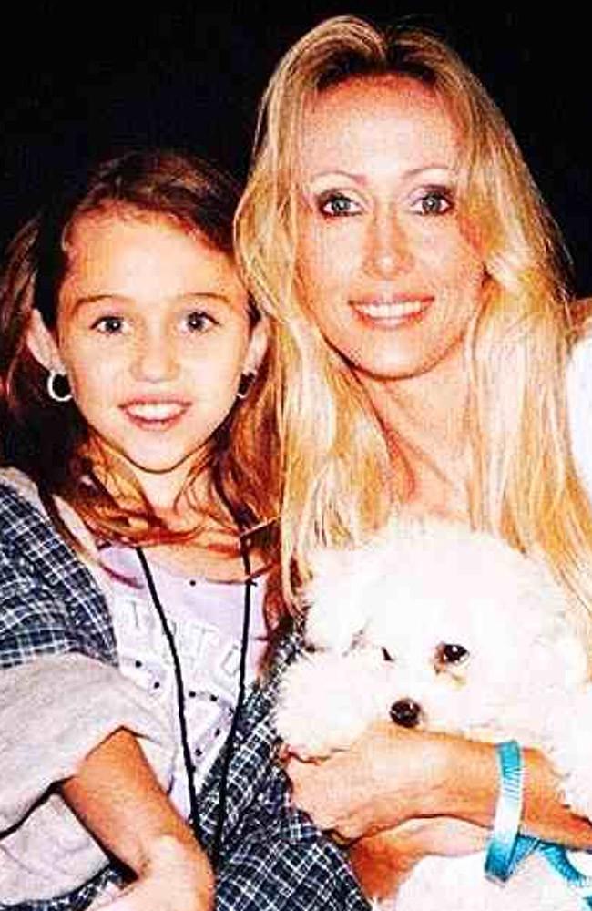 Miley Cyrus‘ Mutter brachte sie früher dazu, 250 Haarverlängerungen zu tragen