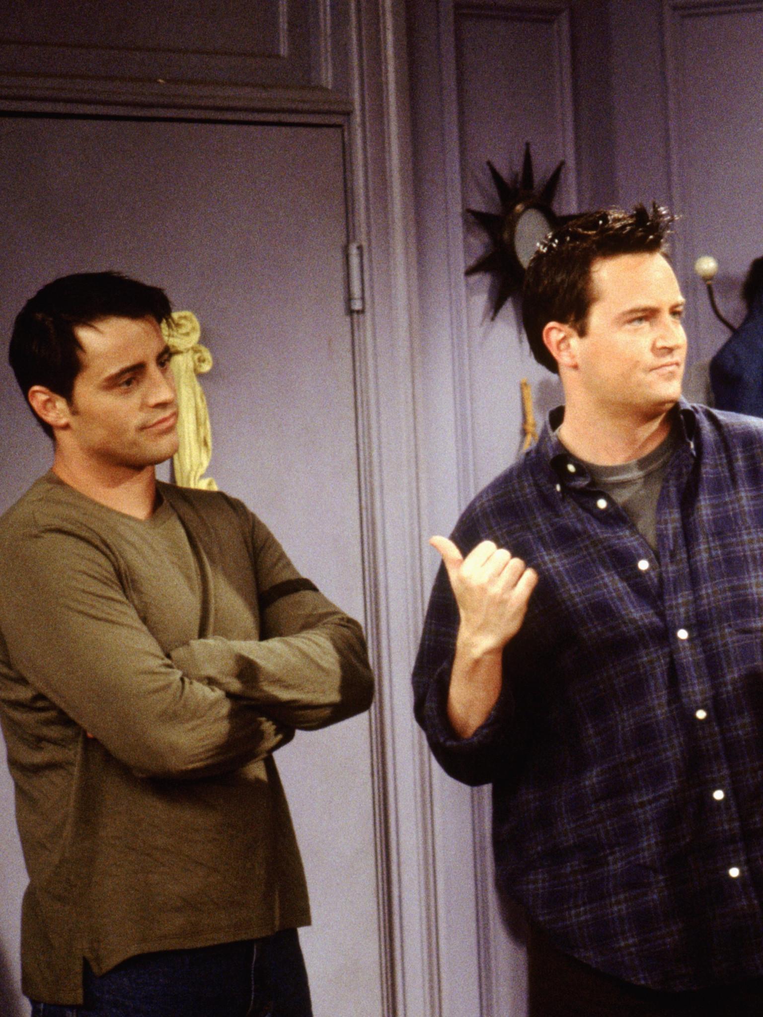 Matthew Perrys Fans zollen dem verstorbenen Schauspieler Tribut, indem sie in Scharen zum Restaurant unter dem Wohnblock strömen, in dem 'Friends' gedreht wurde