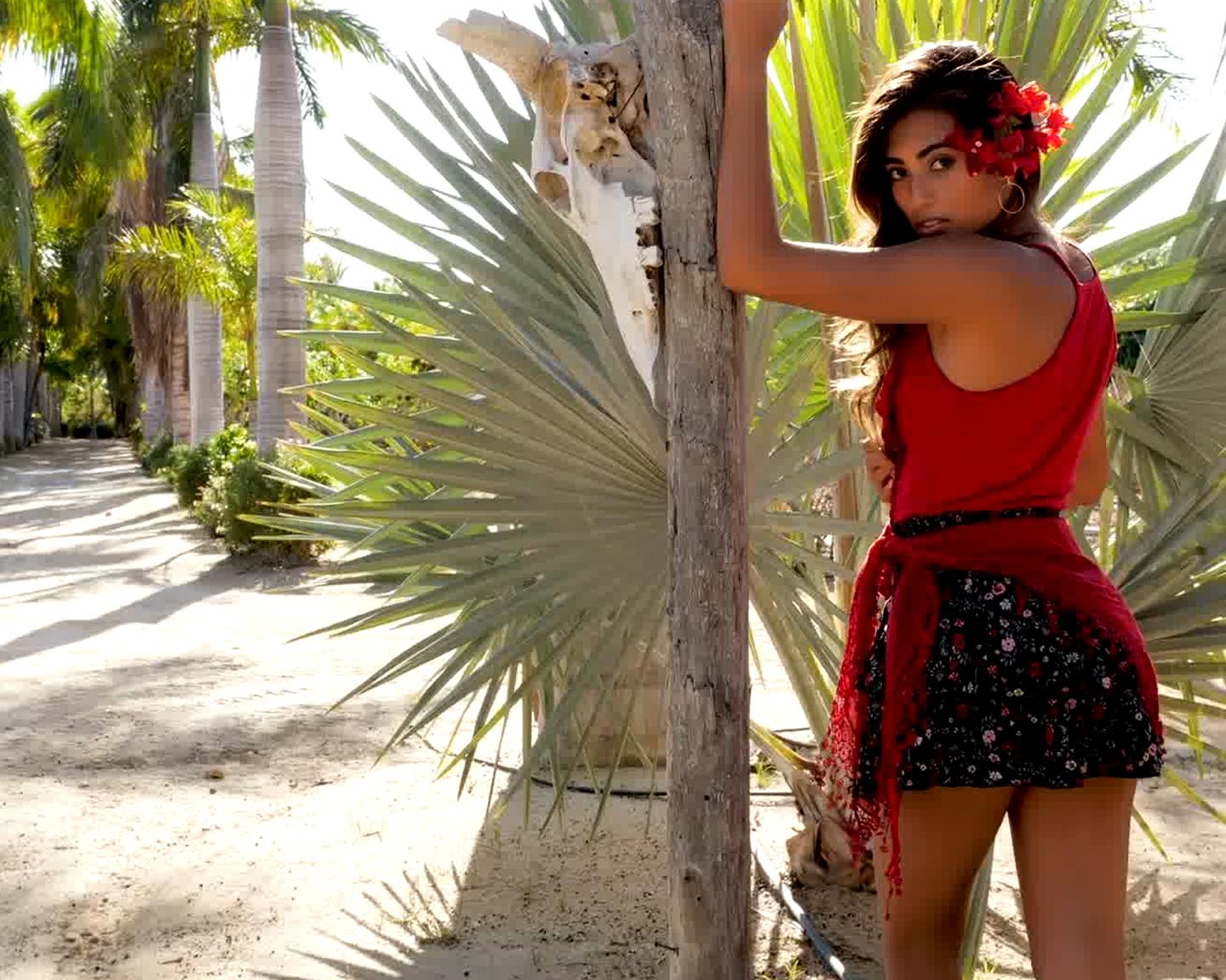 Playboy Newcomer (Katherinne Sofia): Laufe mit der zauberhaften Newcomerin Katherinne Sofia durch die Straßen von Todo Santos in Mexiko.