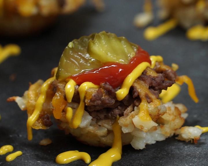 Playboy Lifestyle - Kochen und Genießen Special - Jetzt wird’s deftig. Cheeseburger Tater Tots sind Burgerpatties, Käse und Rösti in einem und damit verdammt lecker... Probiert es mit diesem Video einfach mal aus!