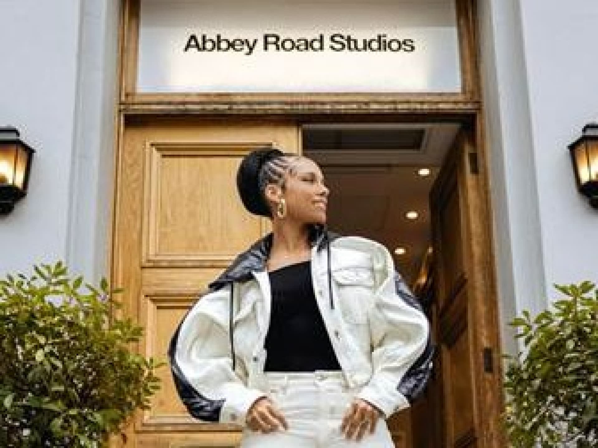 Alicia Keys begeistert Londoner Publikum mit einem überraschenden Auftritt am St. Pancras...