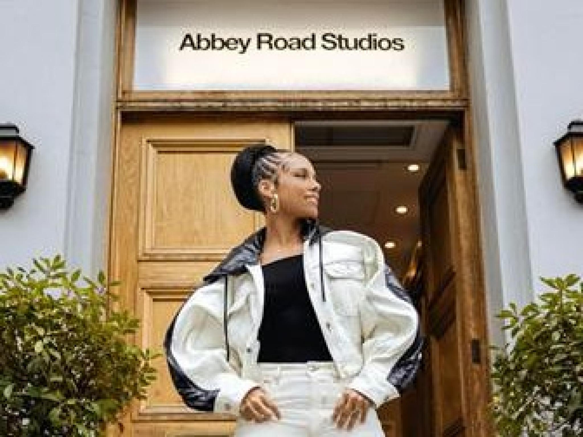 Alicia Keys begeistert Londoner Publikum mit einem überraschenden Auftritt am St. Pancras International-Bahnhof