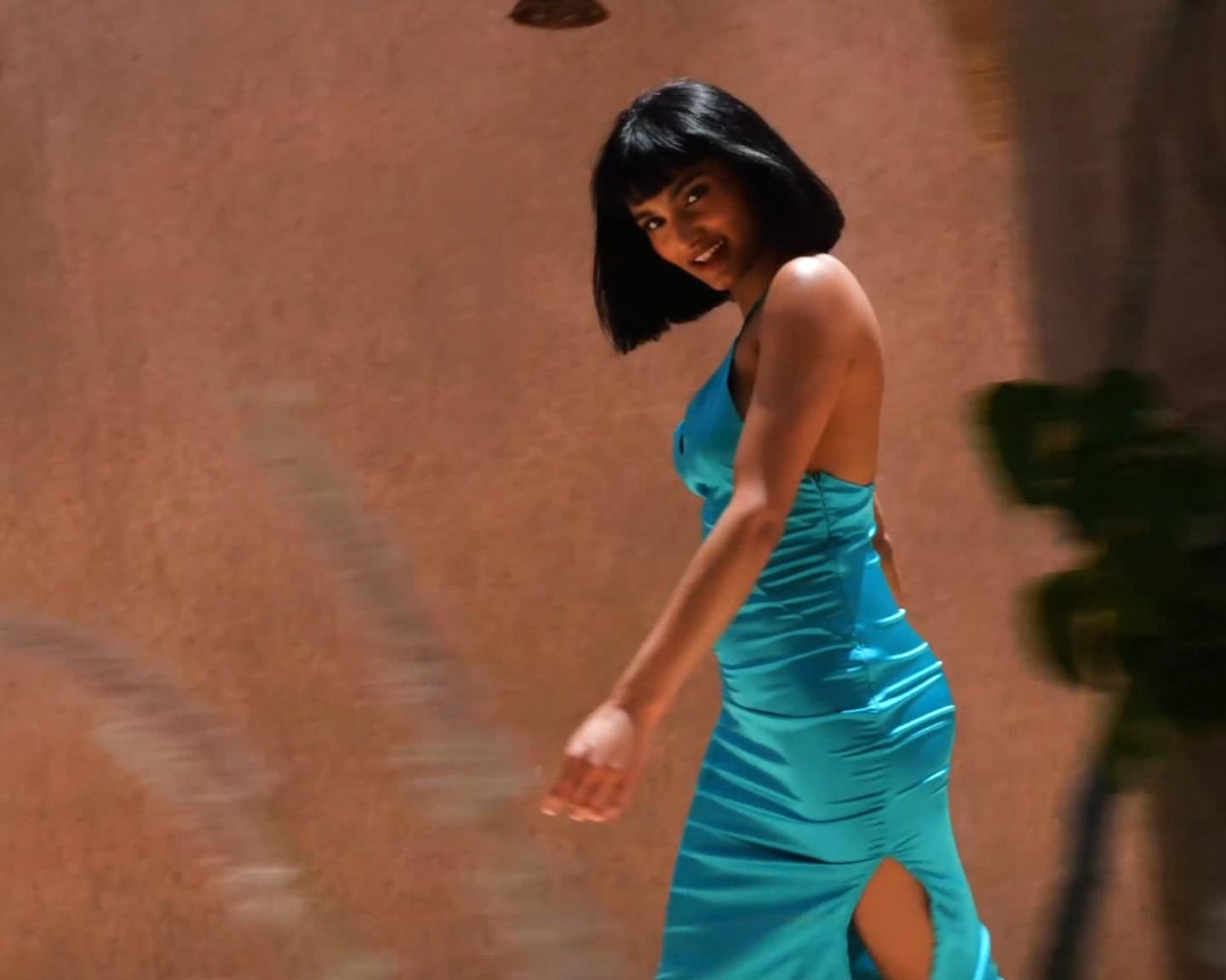 Playboy Muse of the Year (Angel Constance): Angel sieht in diesem Videoshooting hinreißend aus und stolziert durch einen riesigen wunderschönen Garten.