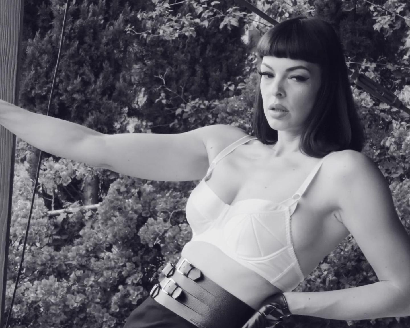 Playboy Lifestyle (Polyanna Mcintosh): Lack, Leder und Heavy Metal ist nie retro, sondern zeitlos… und die granatenhafte Polyanna zeigt Dir wieso…