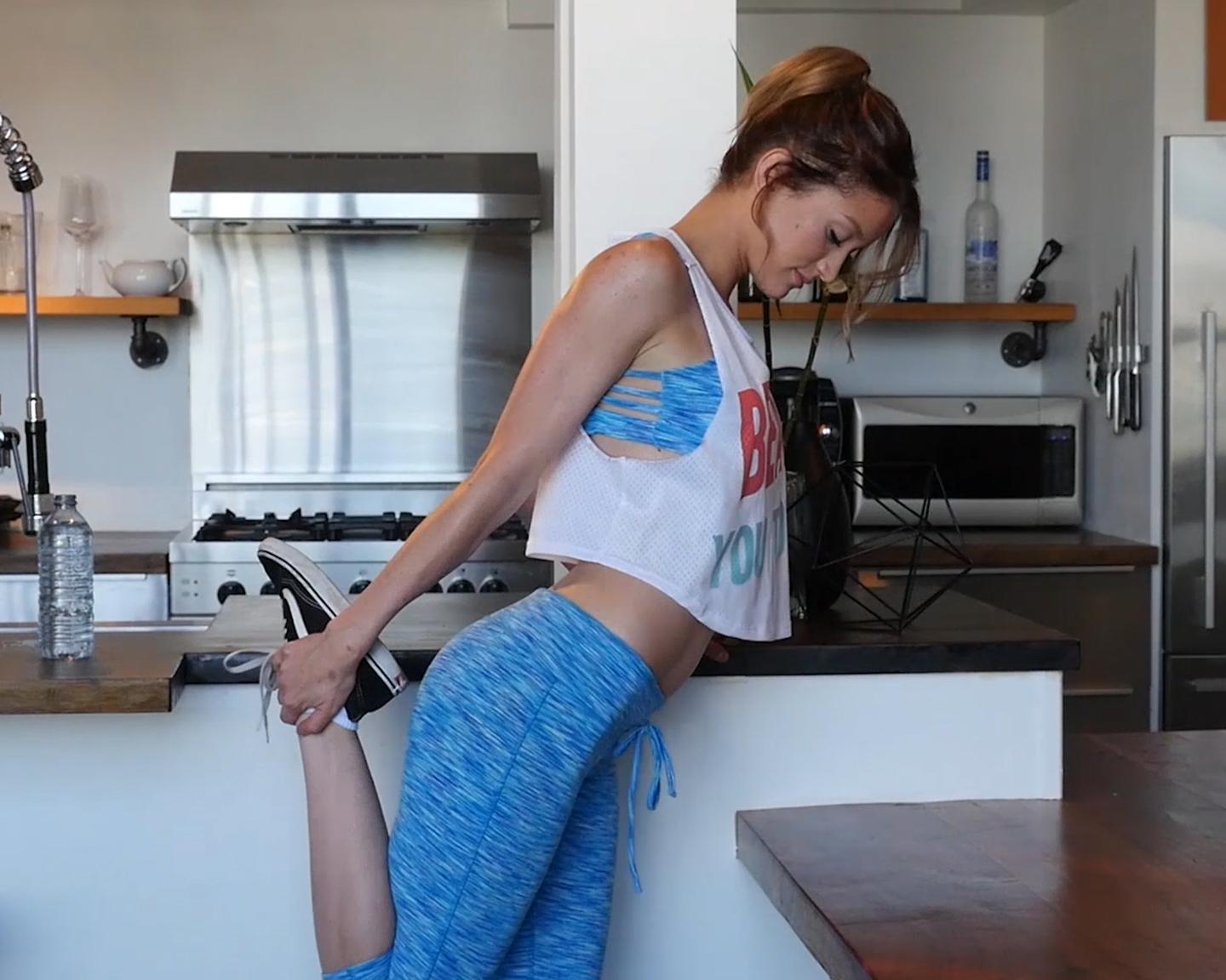 Playboy Amateur (Dakota Burd): Der Morgen beginnt bei Dakota mit einer ausgiebigen Runde Joggen und bei dem sportlichen Spitzenbody sieht man sofort die Früchte dieser Mühen.