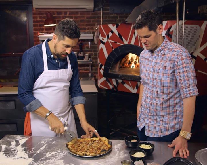 Playboy Lifestyle: Eine St. Louis Pizza sieht nicht nur verdammt lecker aus, sondern so frisch aus dem Steinofen kommend ist sie ein absolutes Gedicht!