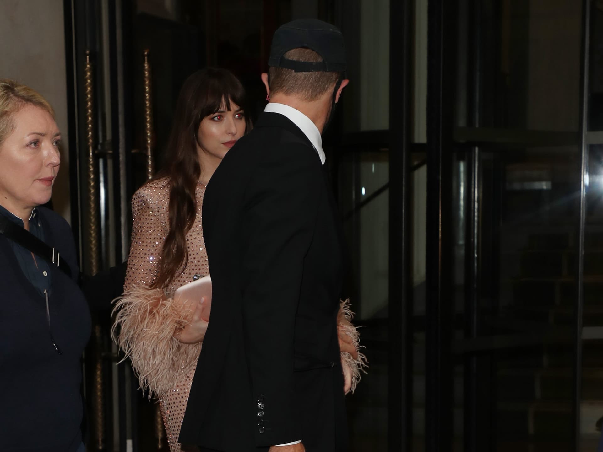 Dakota Johnson besteht darauf, dass sie ,glücklich zusammen' mit Chris Martin ist