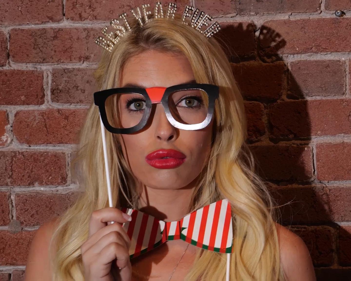Playboy Muse (Katie Jean in Ankündigung): Starten Sie das neue Jahr 2021 mit Katie Jean! Katie ist bereit für die Party und sitzt am Set einer Wohnung in Vancouver. Wenn sie nicht arbeitet, in der Schule oder auf Reisen ist, verbringt Katie gerne Zeit in der Küche, geht ins Spa oder hält sich fit. Schauen Sie sich hier alles von Katie Jean an!