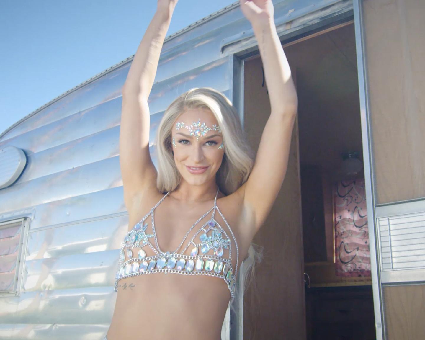 Playboy Adult Stars (Emma Hix in Göttlicher Glanz): Willkommen zurück, Emma Hix, unser April All-Star, in diesem zweiten temperamentvollen Shooting des Fotografen Agent X. Emma träumt von sommerlichen Musikfestivals und posiert in einem juwelenbesetzten Outfit für dieses mit Spannung erwartete Set. Mach Dich bereit für Emmas drittes April All Star Set!