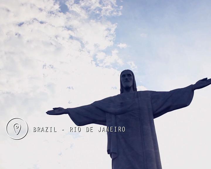 Playboy Lifestyle Traveling - Komm mit an den Strand von Rio de Janeiro zusammen mit der Fotografin Ana Dias und der süßen Exotin Priscila Uchoa.