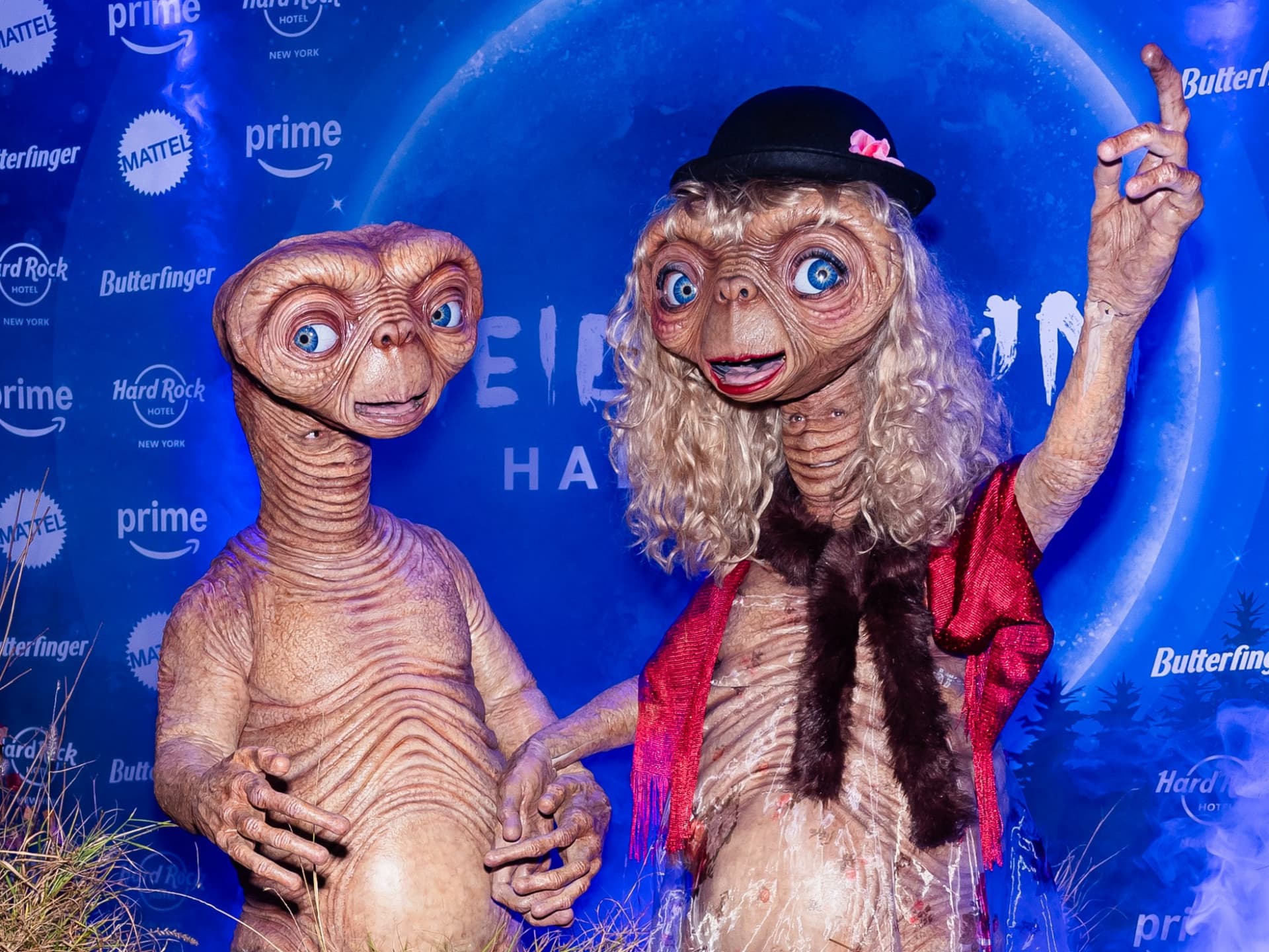 Heidi Klum und Ehemann Tom Kaulitz präsentieren ihre aufwendigen E.T.-Kostüme zu Halloween.