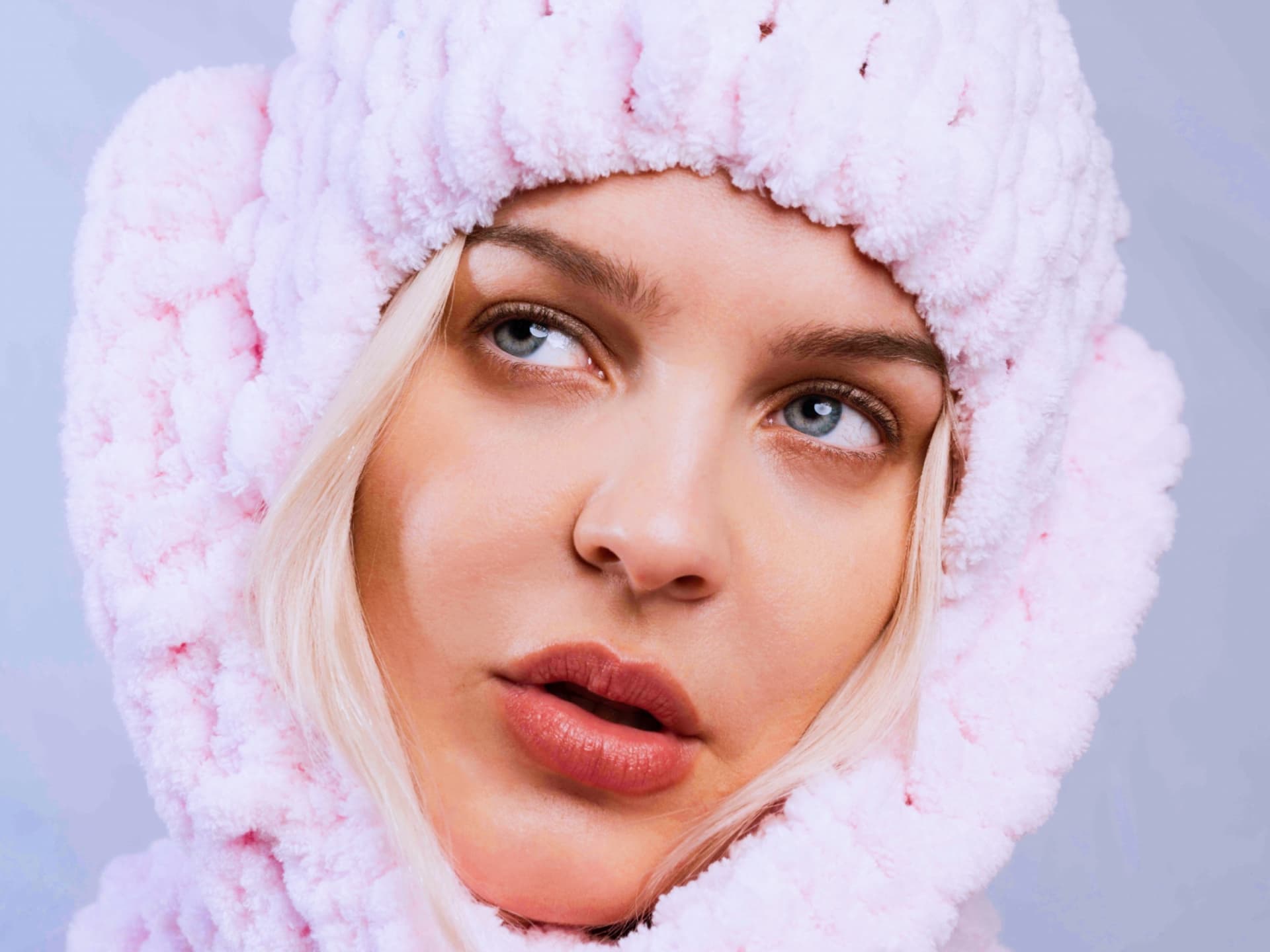 Anne-Marie enthüllt Inspiration hinter ihrer neuen 'TRAINWRECK'-Single