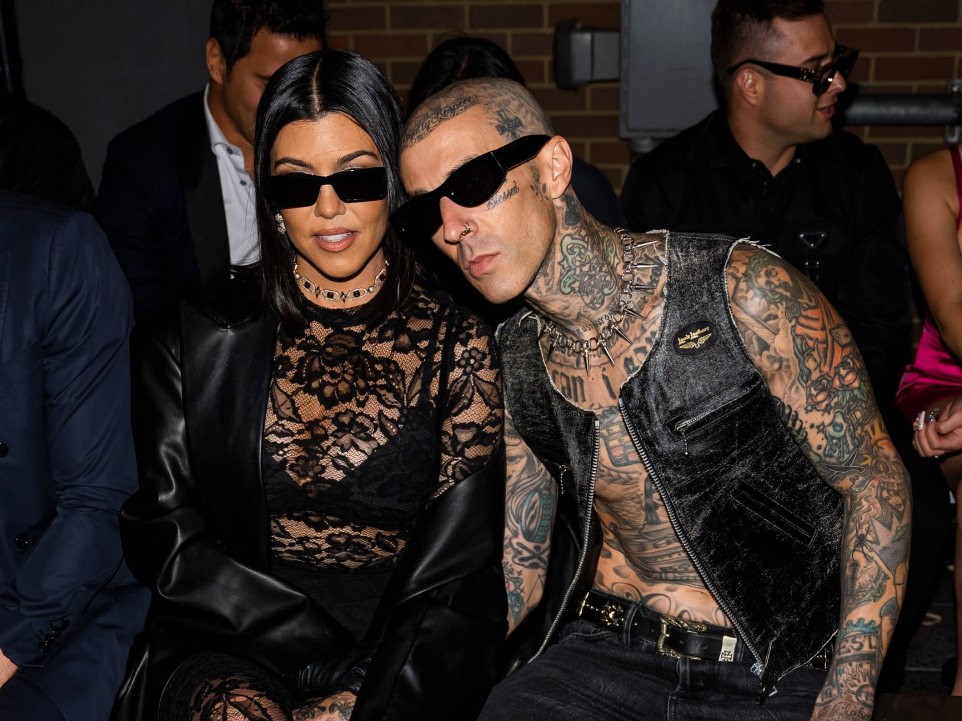 Travis Barker und seine schwangere Frau Kourtney Kardashian verlassen das Krankenhaus aufgrund...