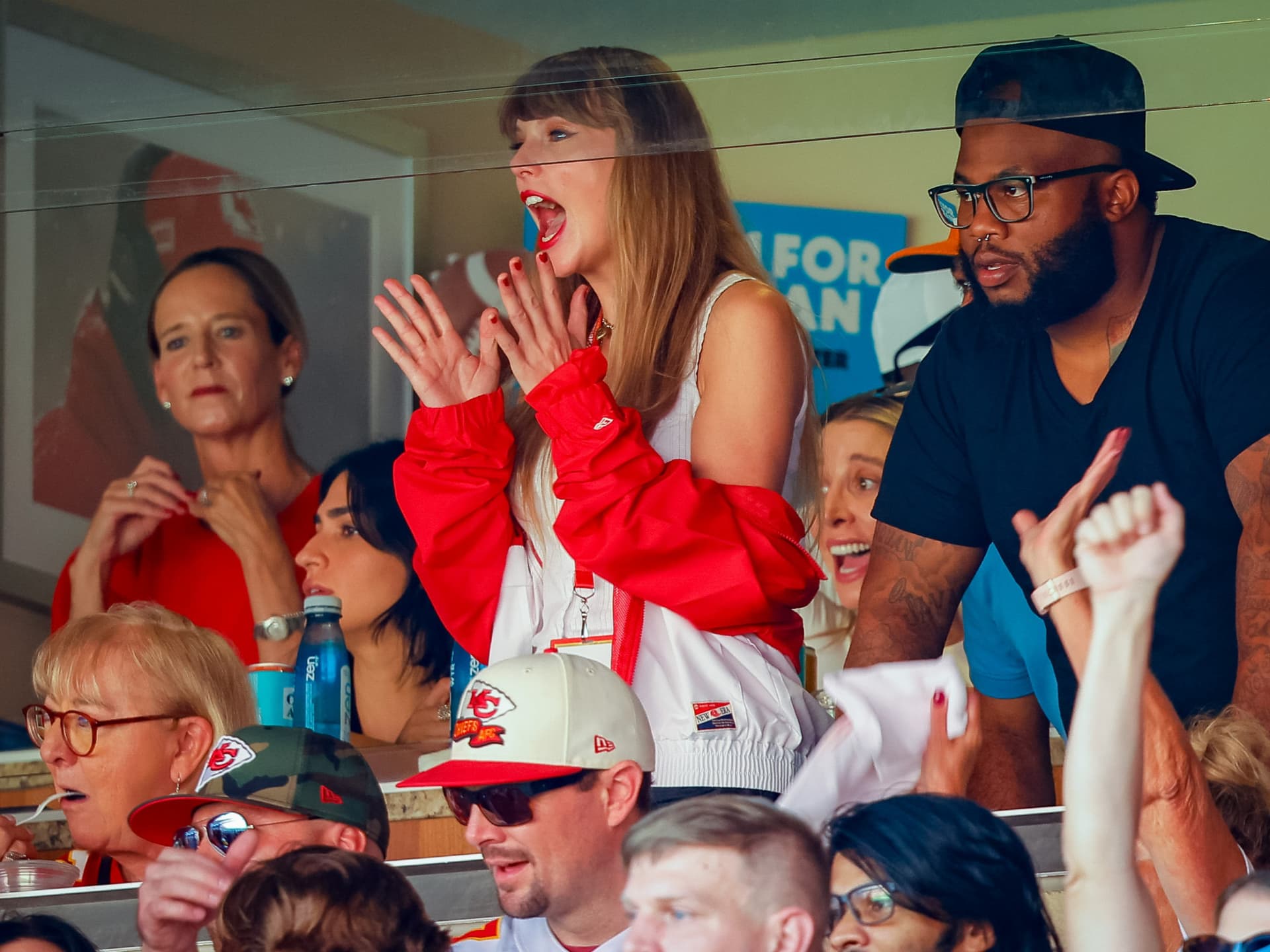 Die Mutter von Travis Kelce fühlt sich in einem "alternativen Universum", wenn...