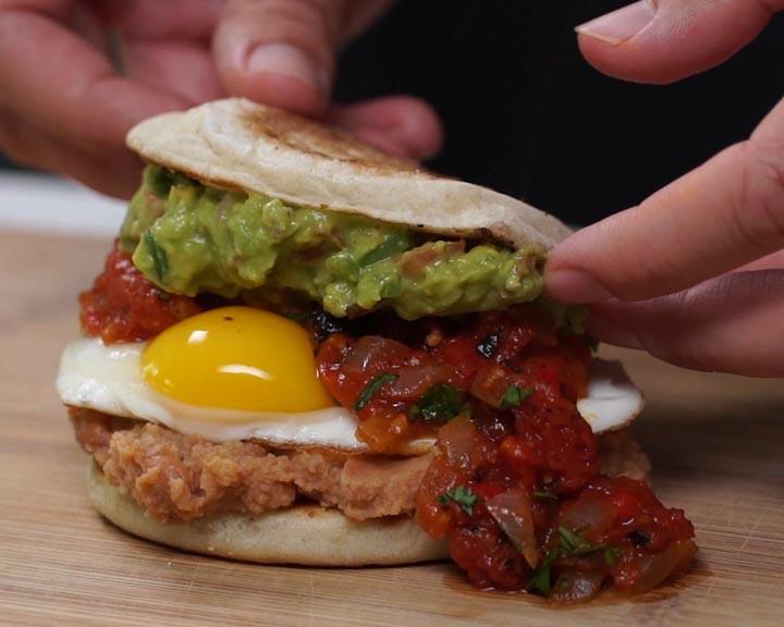 Playboy Lifestyle: Playboy zeigt Dir wie man einen verdammt leckeres Huevos Rancheros Frühstückssandwich ganz einfach selbst zubereitet