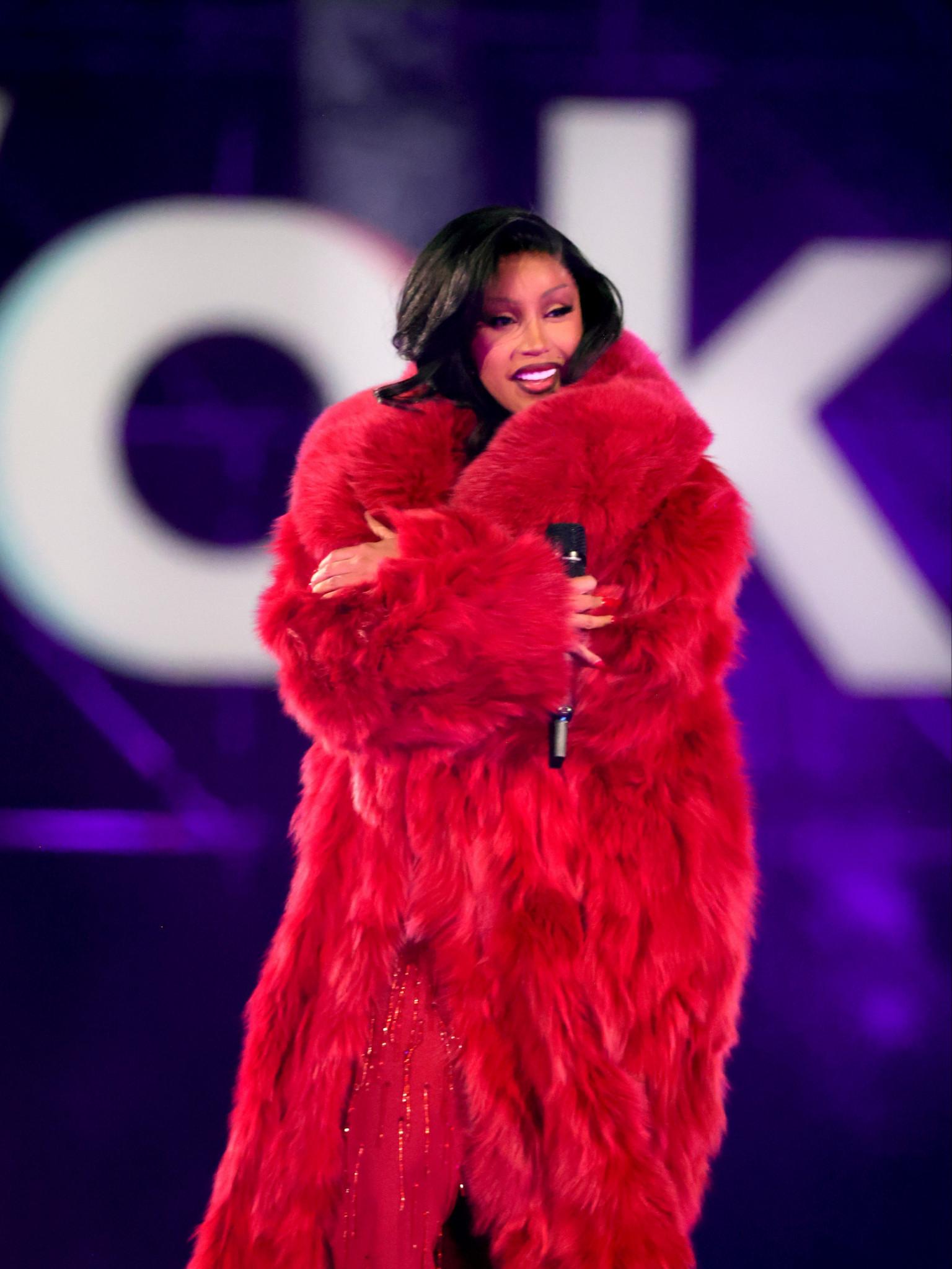 Cardi B ,konzentriert sich auf ihre Kinder' während ihrer Scheidung von Offset: ,Sie geht mit allem sehr gelassen um …'