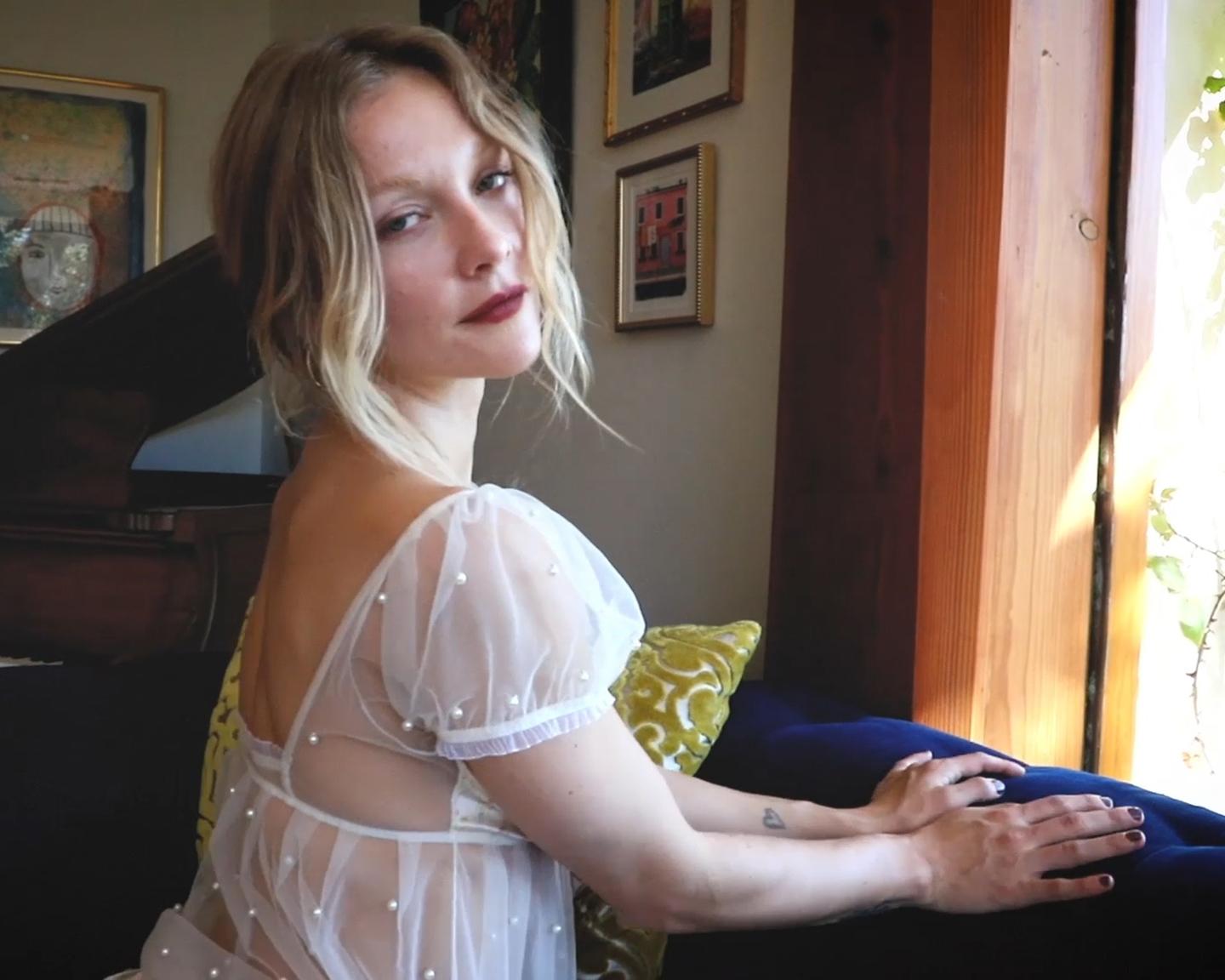 Playboy Muse (Alexis Carene in Herzenslied): „Die Kunst der Muse besteht darin, sich selbst zu formen“, sagt Alexis Carene. „Ich habe immer festgestellt, dass dies der faszinierendste Teil meiner Arbeit als Model ist.“ Vor Ort in Marin County, Kalifornien, gibt Alexis mit der Fotografin Sophia Sinclair ihr Playboy Muse-Debüt.