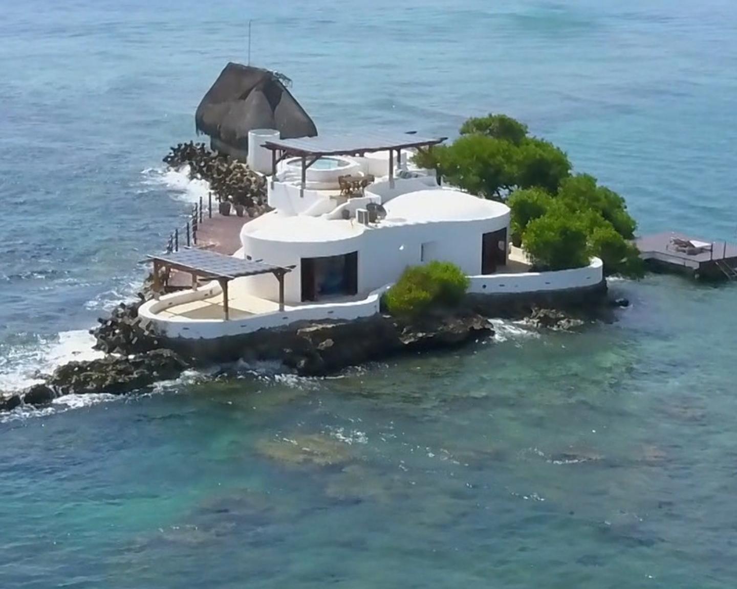 Playboy Lifestyle - Playboy's globetrotter Cameron Fous takes you to the world's most fabulous holiday destinations ... and today to Cartagena in Colombia.