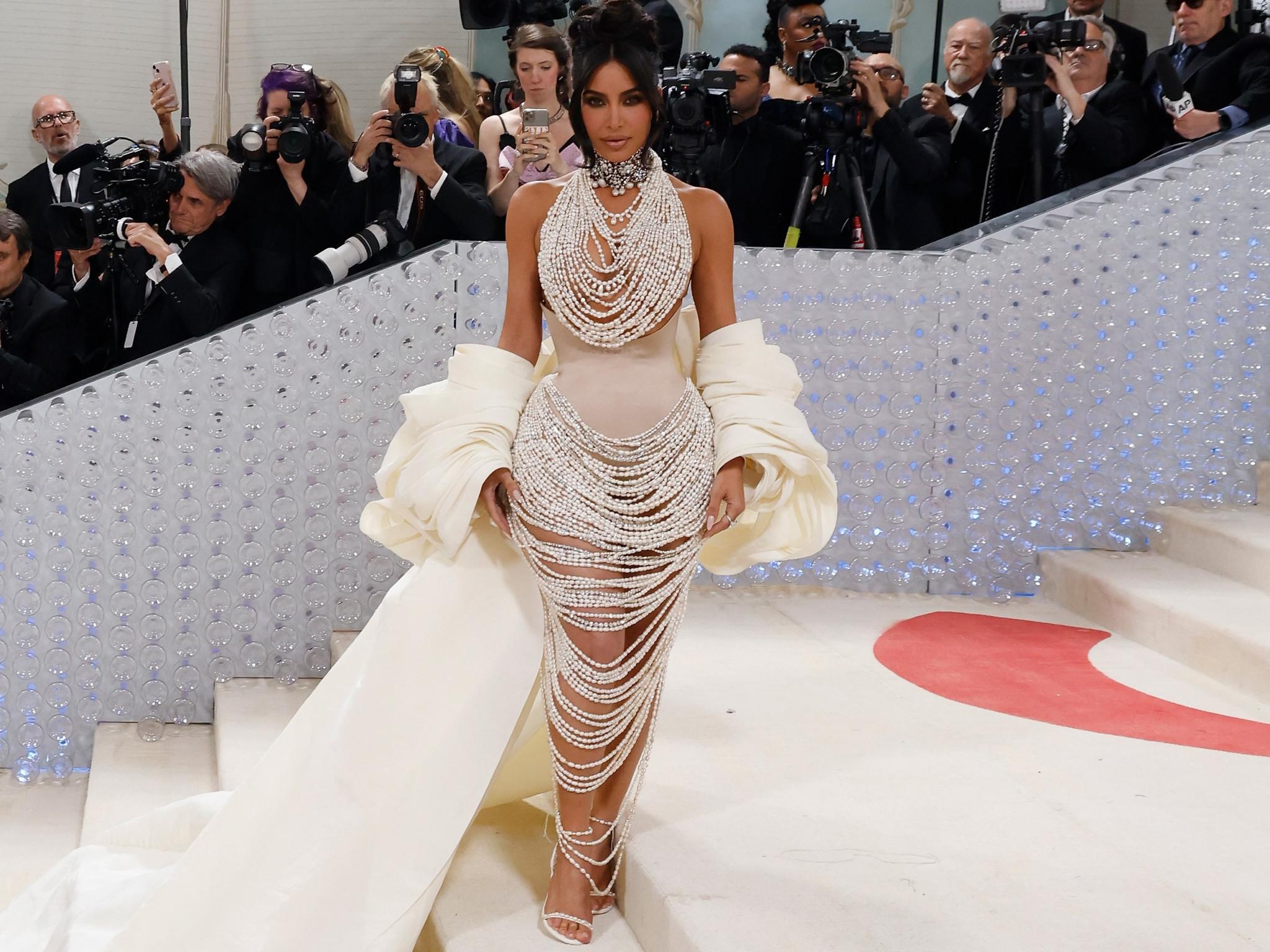 Kim Kardashian soll ihr Glamour-Team mitgenommen haben, um sie auf ihr offizielles Foto für ihren Führerschein vorzubereiten
