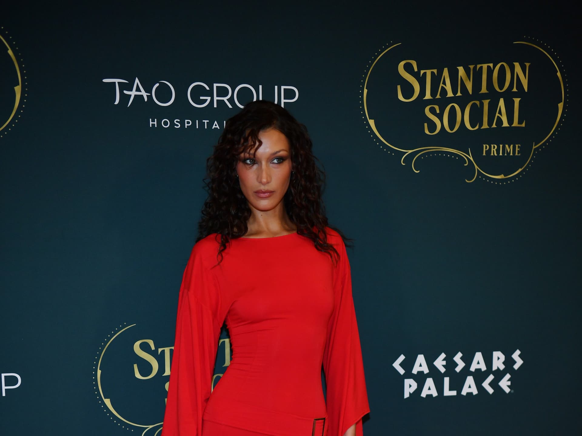 Bella Hadid ist nach überstandener Lyme-Erkrankung zurück am Set