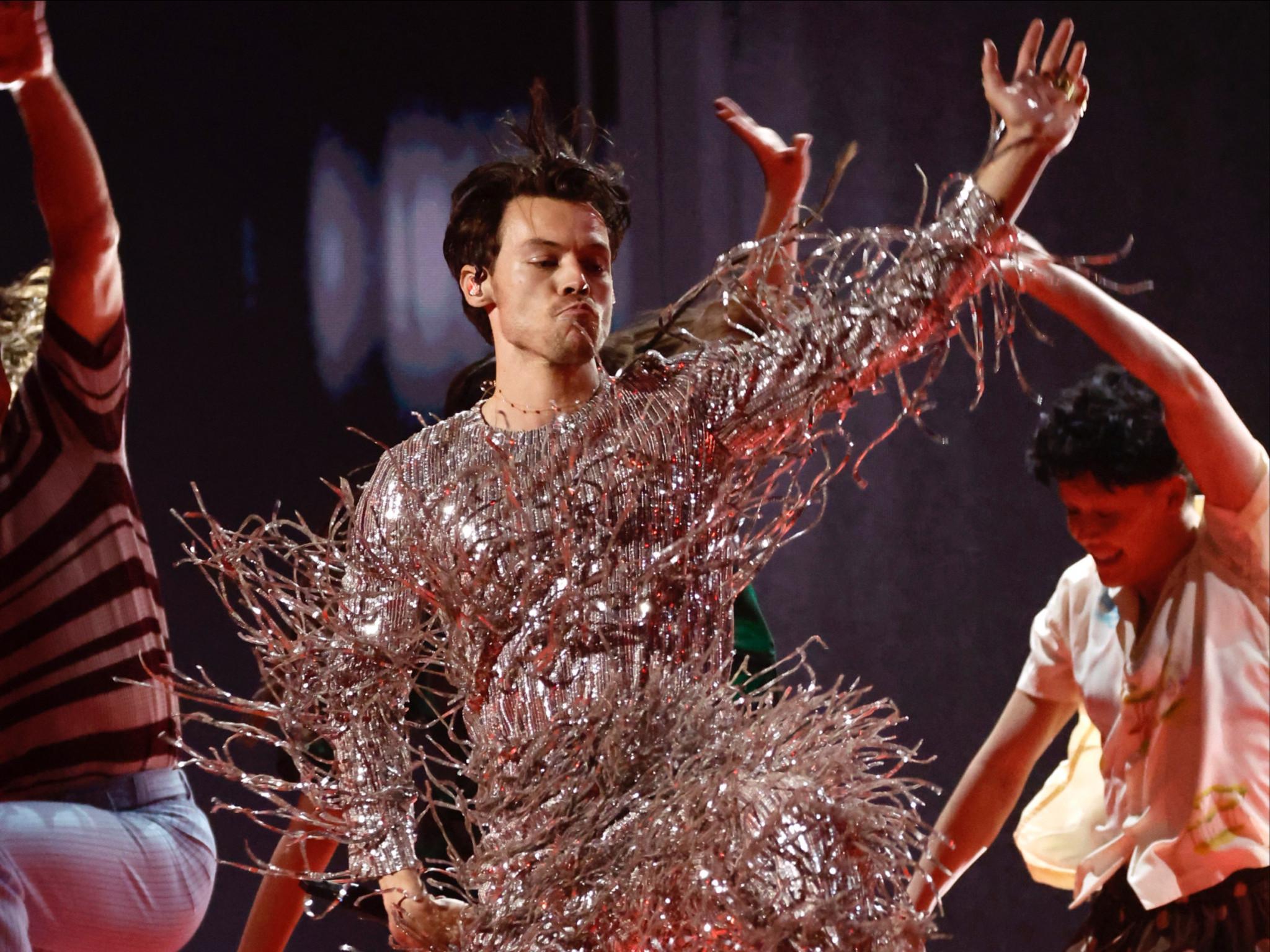 Harry Styles gehört zu den Stars, die vor kurzem bei einem Konzert von einem fliegenden Objekt aus dem Publikum getroffen wurden