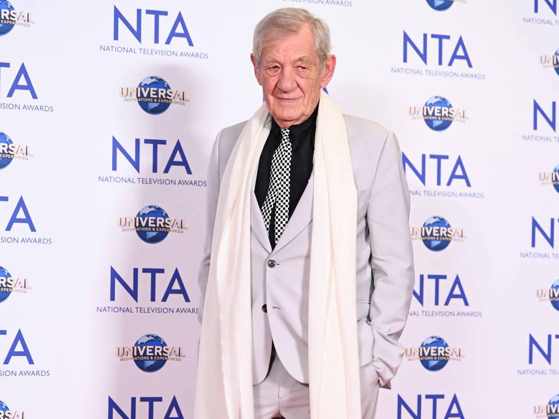 Sir Ian McKellen hat immer noch ,quälende Schmerzen', nachdem er am Anfang...