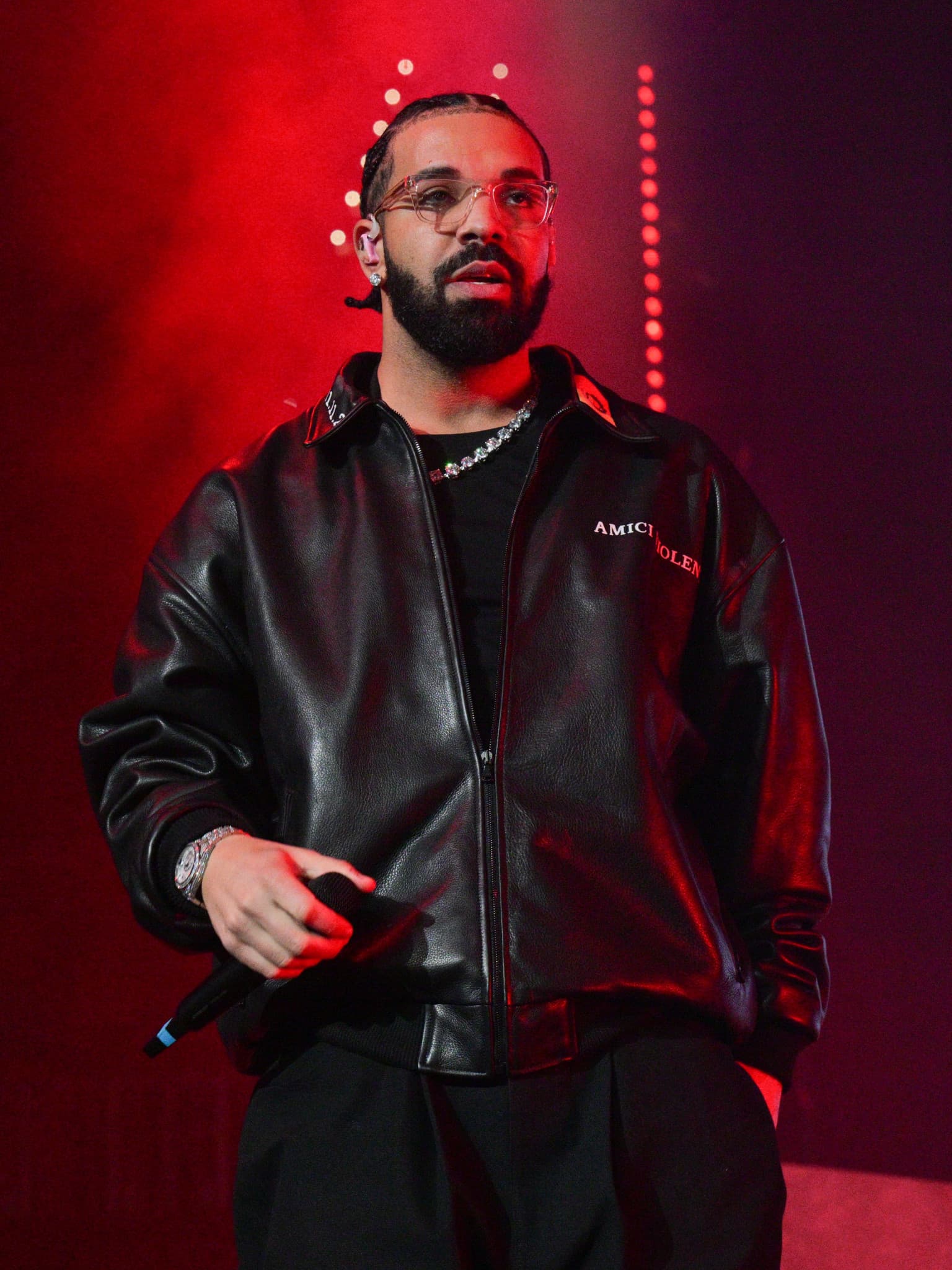 Drake soll bei seinem Auftritt in Los Angeles eine Designer-Handtasche im Wert von 30.000 US-Dollar an eine Frau verschenkt haben