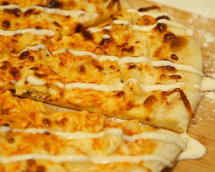 Playboy Lifestyle - Kochen und Genießen Spezial - Büffel-Hühnchen-Pizza selbst gemacht