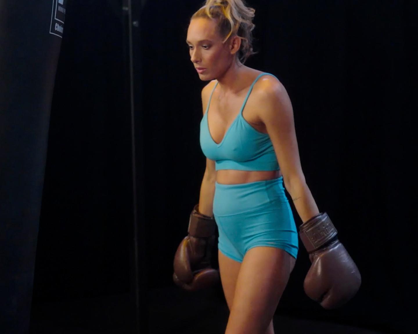 Playboy Muses (Natalie Mae in Coming on Strong): Natalie Mae kehrt mit dieserm energiegeladenen zweiten Shooting zu Playboy Plus zurück. In leuchtend blauer Trainingskleidung zeigt uns Natalie ihre Beweglichkeit. Schauen Sie sich auch Natalies erste Galerie und Video direkt hier an!