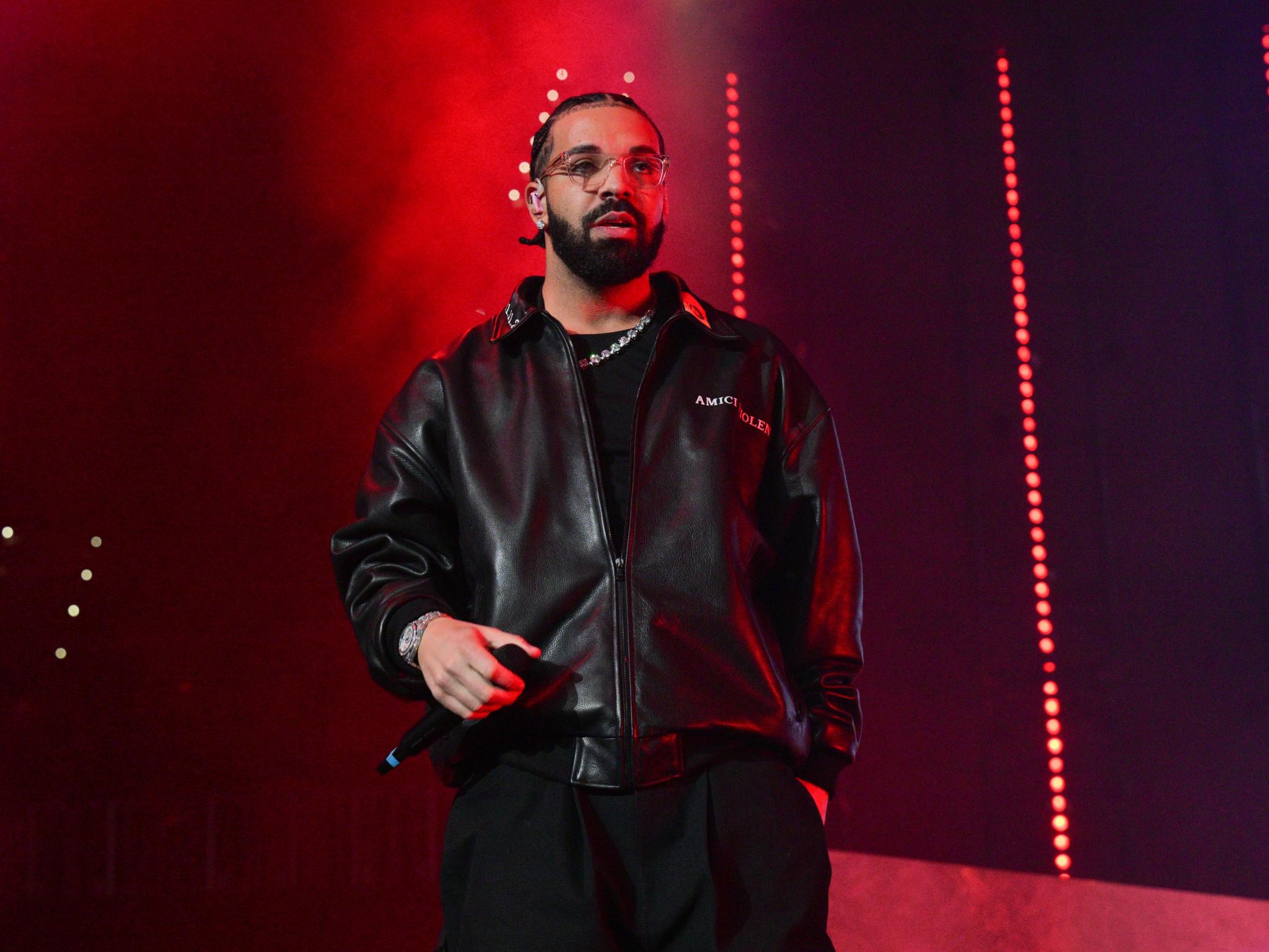 Drake soll bei seinem Auftritt in Los Angeles eine Designer-Handtasche im Wert von 30.000 US-Dollar an eine Frau verschenkt haben