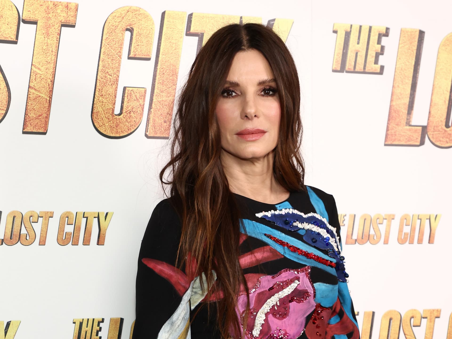 Sandra Bullock warnt ihre Fans vor Betrügern auf den Social-Media-Plattformen.