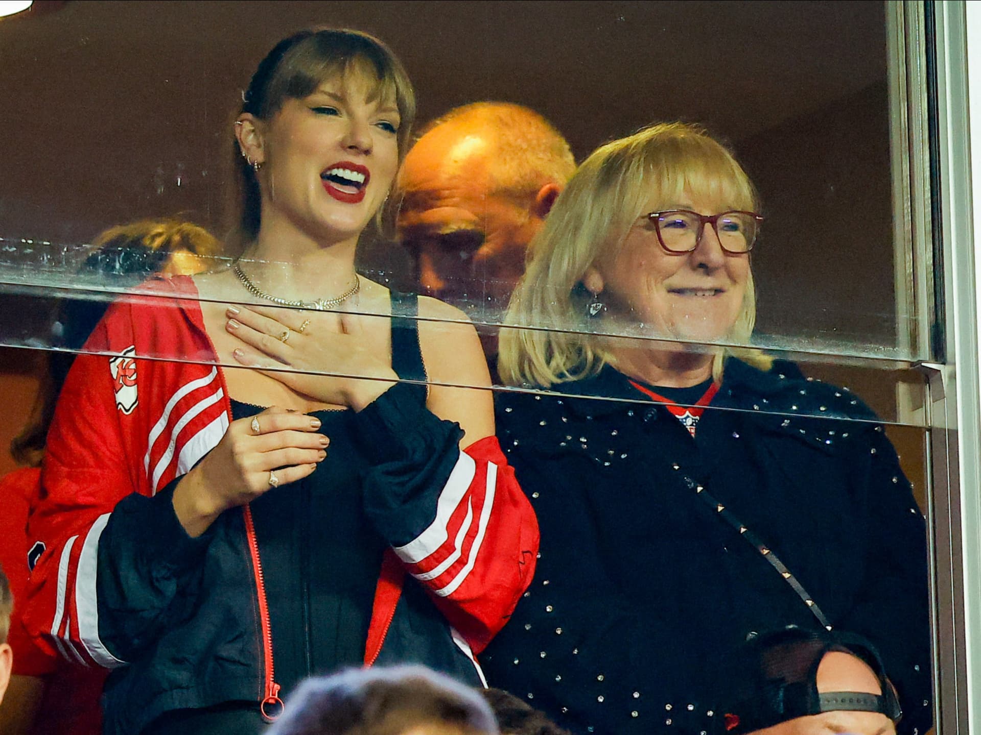 Travis Kelces Mutter Donna sprach darüber, wie es ist, berühmt zu sein, seitdem ihr Sohn mit Taylor Swift ausgeht