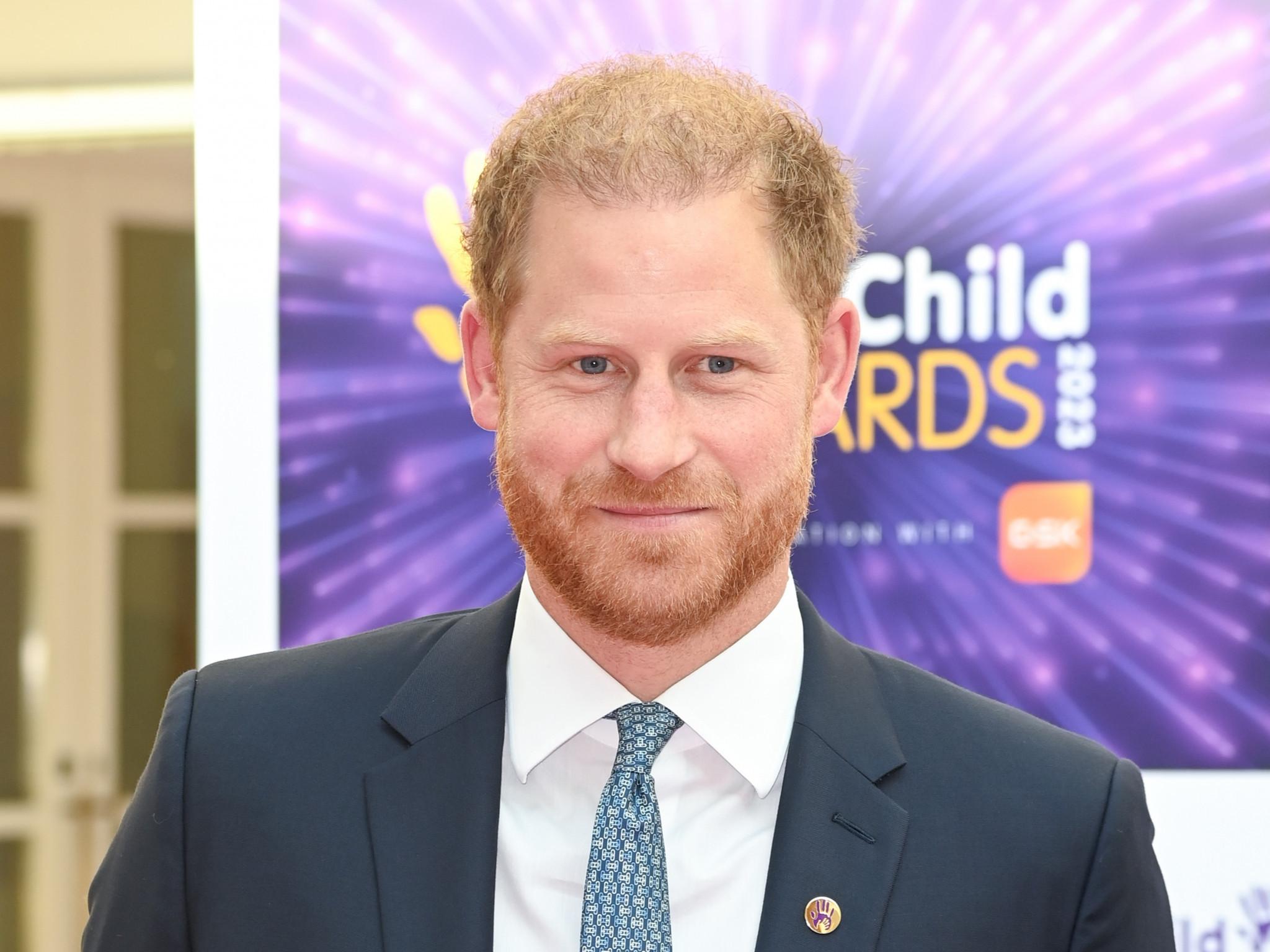 Prinz Harry half dabei, einen Donut für ein Opfer der Waldbrände in L.A. zu finden.