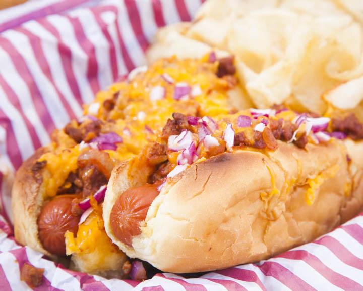 Playboy Lifestyle - Kochen und Genießen Spezial - Chili-Cheese-Dog selbst gemacht