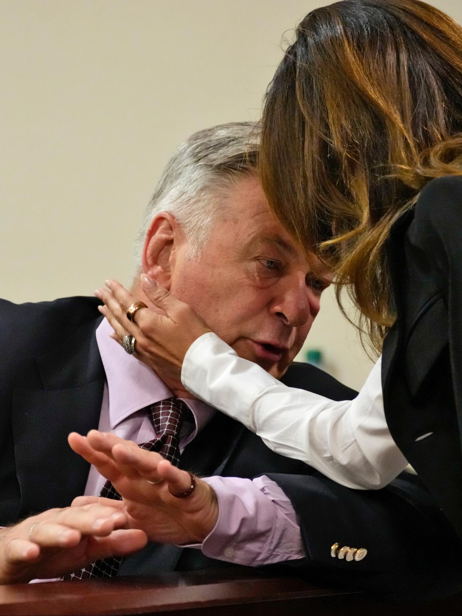 Alec Baldwin schien am Eröffnungstag seines Prozesses wegen fahrlässiger Tötung Todesangst zu haben, als Aufnahmen der Folgen der Schießerei am 'Rust'-Set gezeigt wurden
