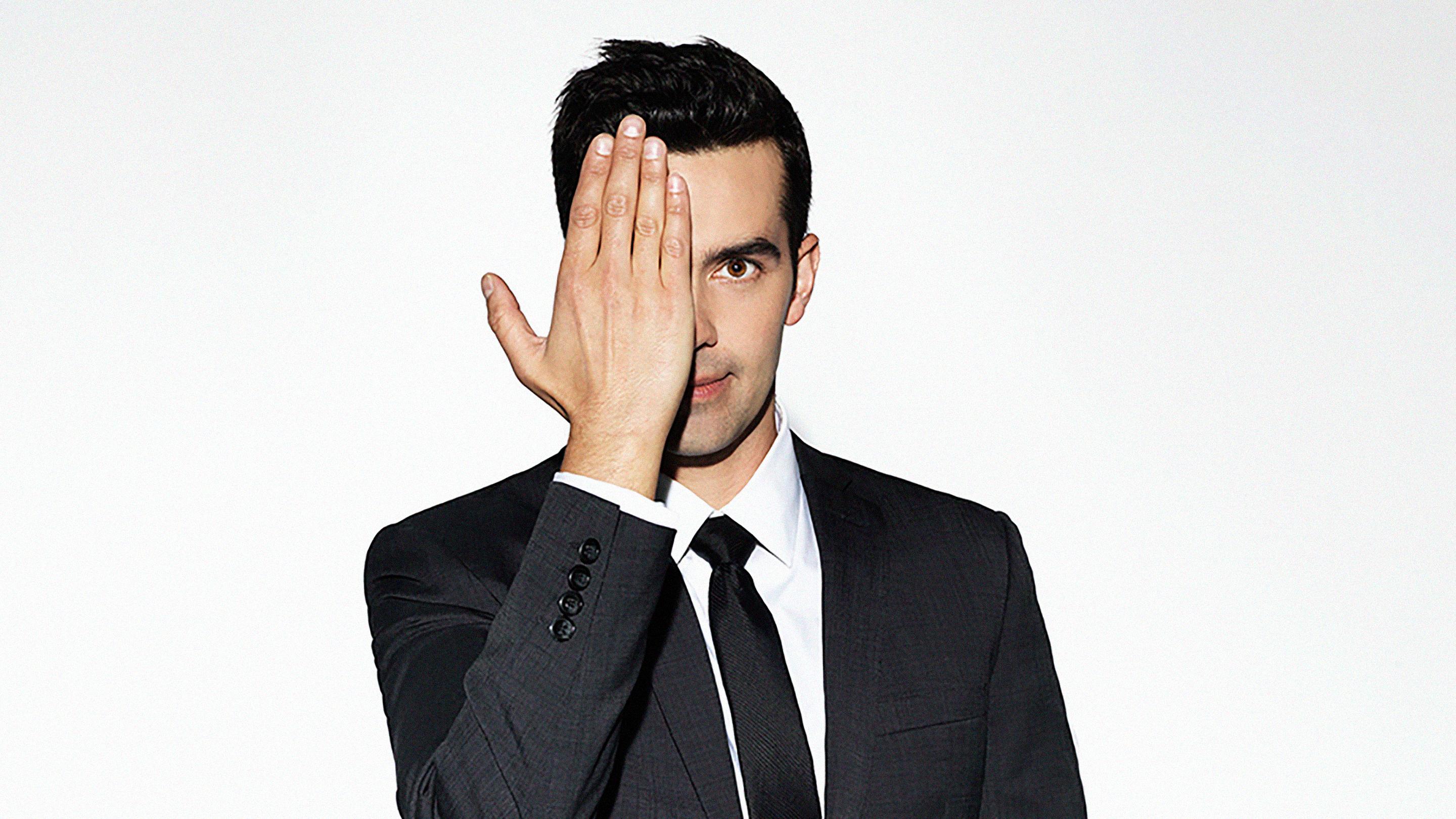 Scherzkeks Michael Carbonaro spricht über Aliens, Authentizität und das Bedürfnis zu glauben