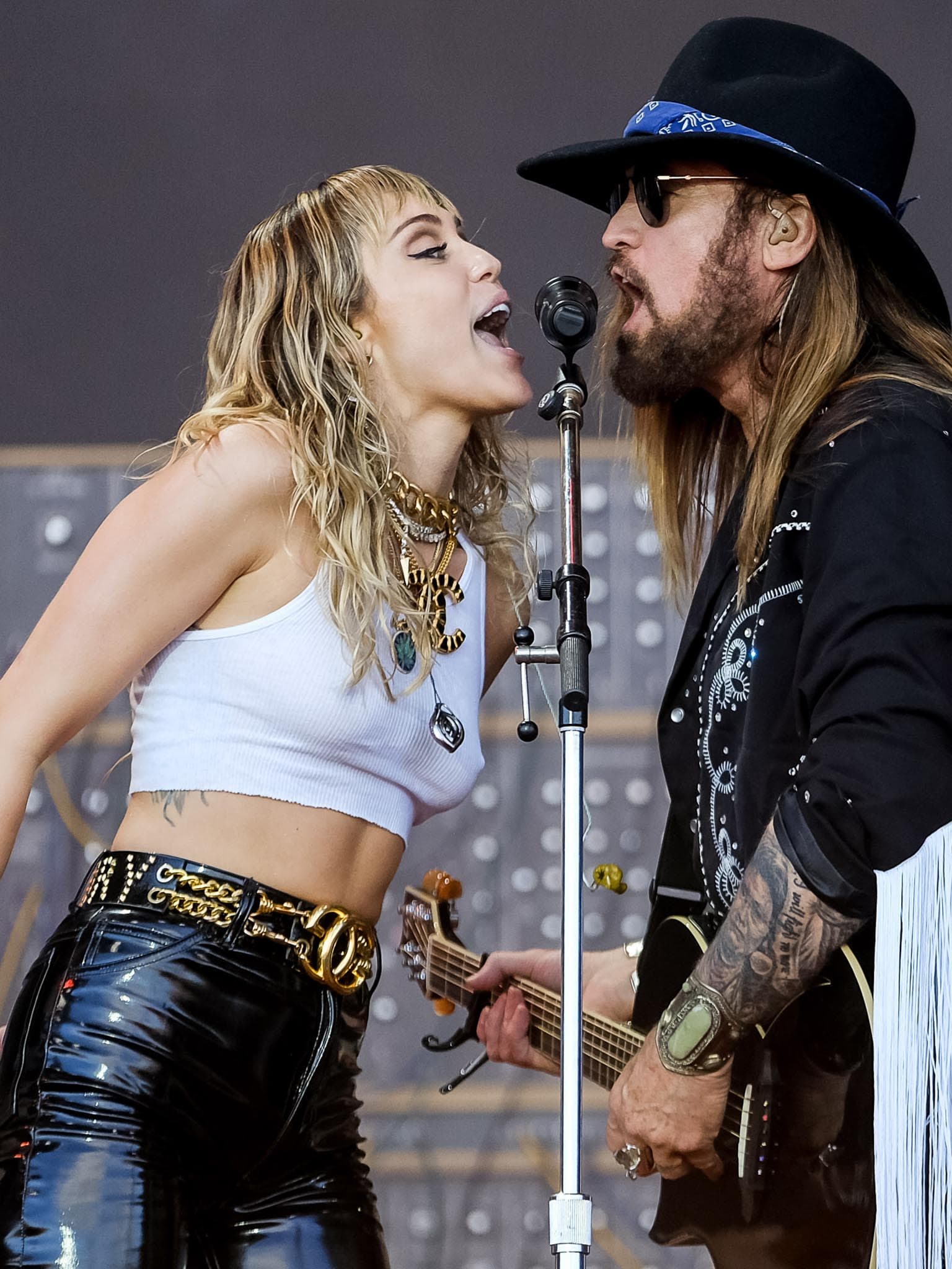 Billy Ray Cyrus hat seiner Tochter Miley Cyrus zu ihrem Grammy-Gewinn inmitten ihres Familiendramas gratuliert.