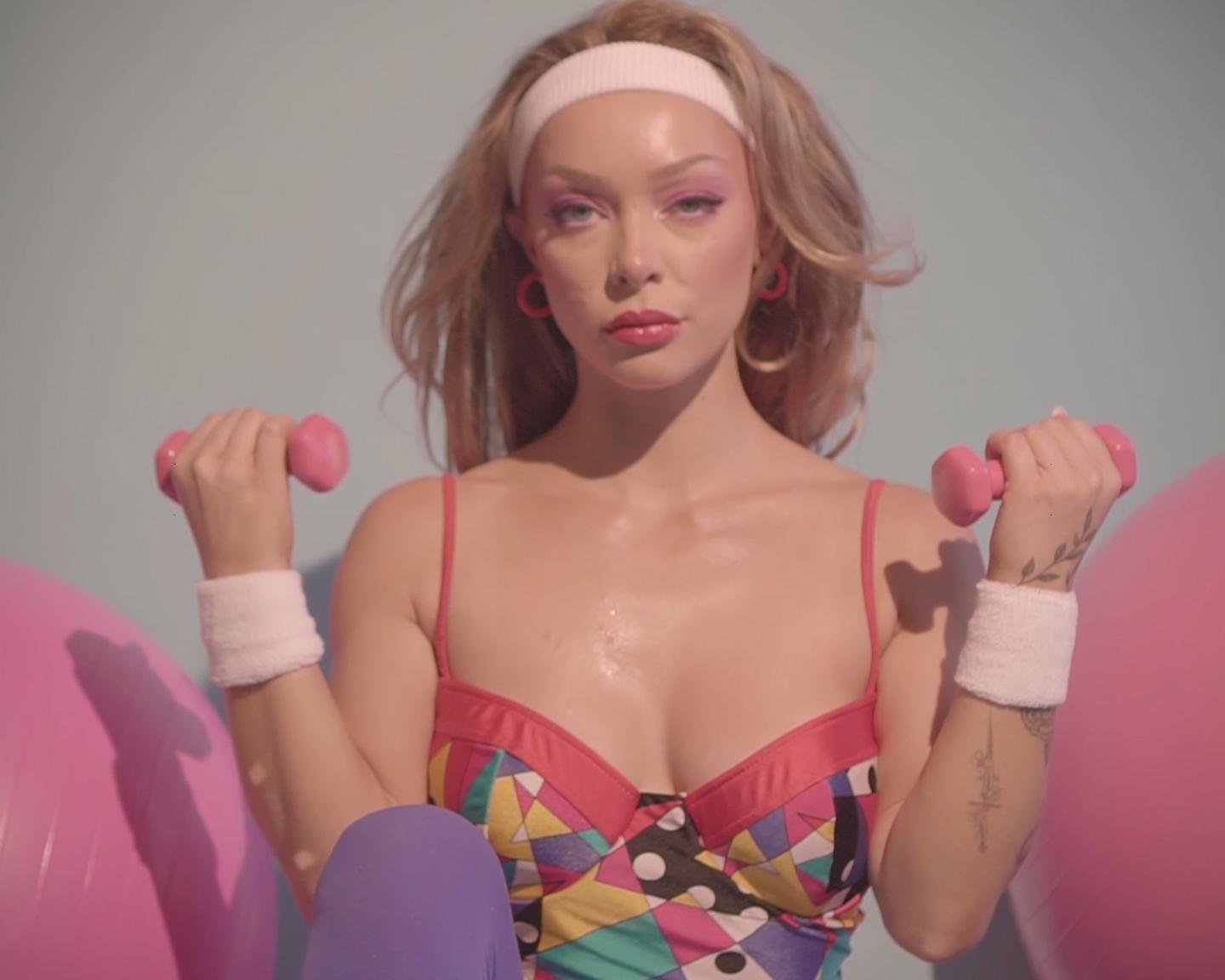 Playboy Muses (Aubrey Destremps in Let's Get Physical): Wir gehen mit Aubrey Destremps zurück in die Vergangenheit. Aubrey trägt Vintage-Trainingskleidung und versetzt uns mit diesem verspielten Fotoshooting zurück in die 80er Jahre. "Empowerment bedeutet verschiedene Dinge für verschiedene Frauen, aber ich fühle mich unglaublich stark, wenn ich ein Shooting für den Playboy mache", lächelt Aubrey. "Es ist eine Erfüllung, den eigenen Körper zu besitzen und sich in der eigenen Haut wohl zu fühlen, damit die Welt sie sehen kann." Aubrey ist Model, Maskenbildnerin und Tätowiererin. Sie ist sehr kreativ und hilft gerne anderen, sich sicher zu fühlen. "Es ist das lohnendste Gefühl, wenn sich jemand gut fühlt", teilt sie mit. "Ich male, nähe und illustriere gerne - ich habe normalerweise ein paar künstlerische Projekte gleichzeitig. Ich fühle mich gestärkt, wenn ich meine Business leite." Aubrey ist eine totale Macherin und Träumerin zugleich und lässt es nicht zu, dass ihre Ziele in den Schatten gestellt werden. "Einige Worte, nach denen ich lebe? "Fühle die Angst und mach es trotzdem." Schauen Sie sich auch Aubreys erstes Shooting hier an.