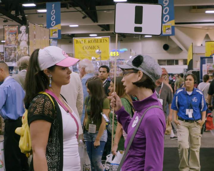 Playboy Gamer Next Door: Pam und Amelia auf der Comic-Con 2015 liefern sich ein mehr oder weniger reales Pokemon Battle… klingt schräg, ist es auch…