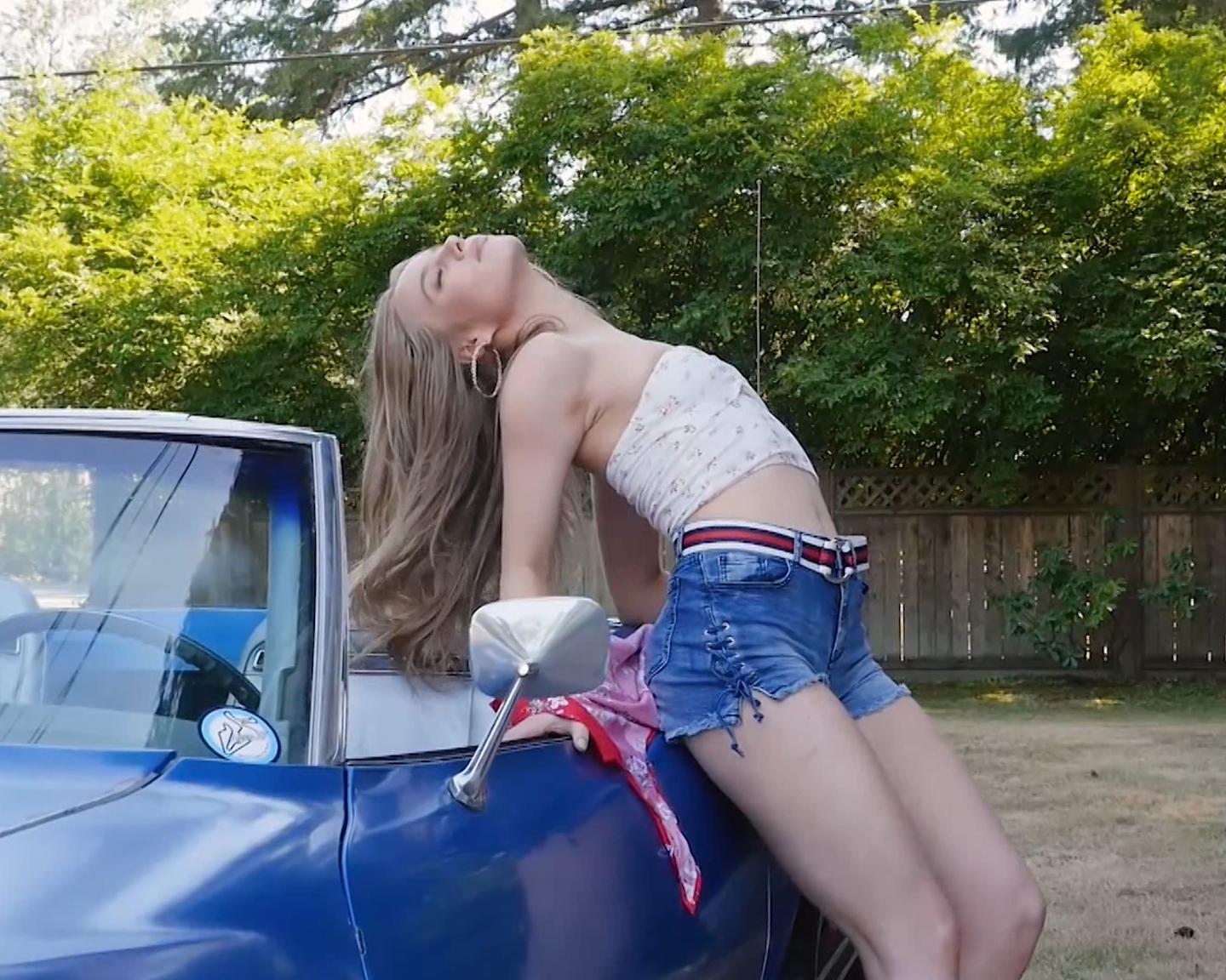 Playboy Muse (Maija Riika): Das Warten ist endlich vorbei, die zauberhafteste Tankstellenwärterin namens Maija kümmert sich sofort um Dich als umwerfende Playboy Muse August 2018!