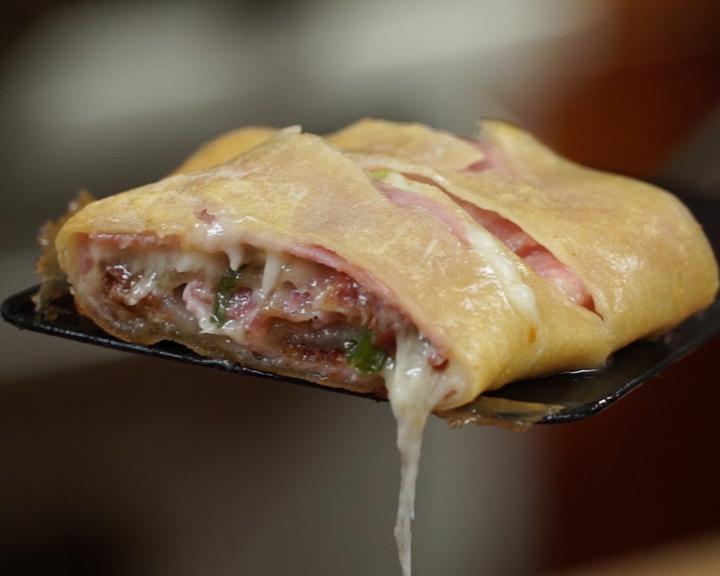 Playboy Lifestyle - Kochen und Genießen Special - Vorab eine Warnung: Schaut Euch dieses Video nicht an, wenn Ihr gerade hungrig seid, denn danach werdet Ihr noch hungriger sein… bei diesem Stromboli mit Käse-Schinken-Füllung