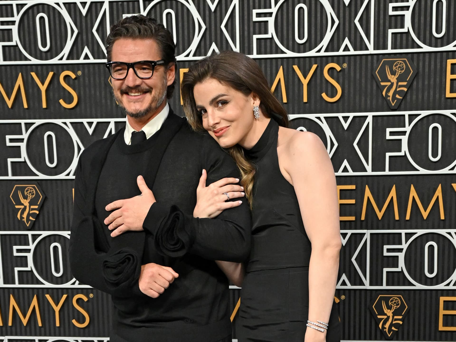 Pedro Pascal hat Kieran Culkin scherzhaft für seine mysteriöse Verletzung verantwortlich gemacht