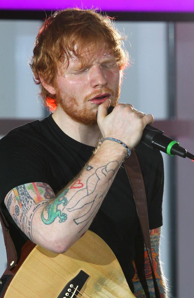 Ed Sheeran hat am Sonntag ein Überraschungskonzert mit einer Jugendmusikgruppe in Boston in Massachusetts gespielt