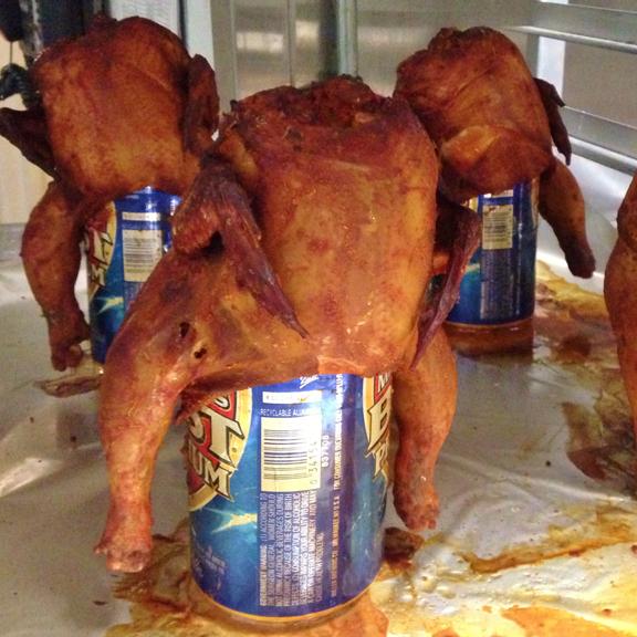 Wie man ein geräuchertes Cornish Henne aus der Bierdose macht